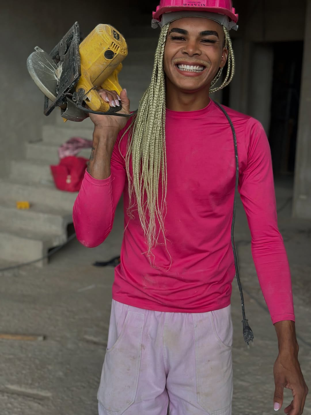 "Barbie das Obras" marca presença na Expo Favela Paraíba 2025 e leva representatividade e bom humor aos palcos do evento  